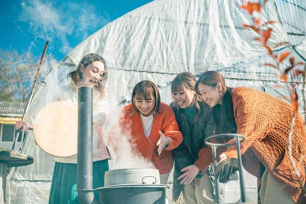 写真：羽釜で炊けたご飯を見ている人たち