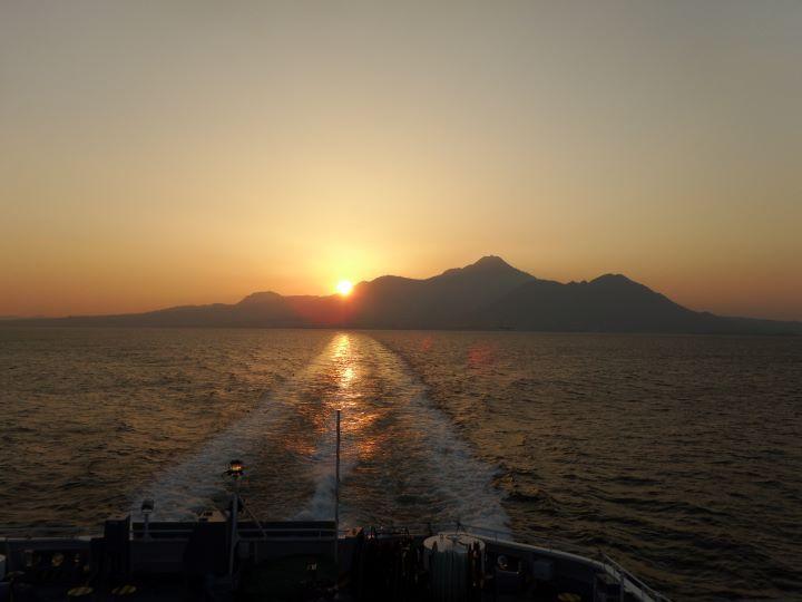 島原の向こうに沈む夕陽の写真　写真提供／熊本フェリー