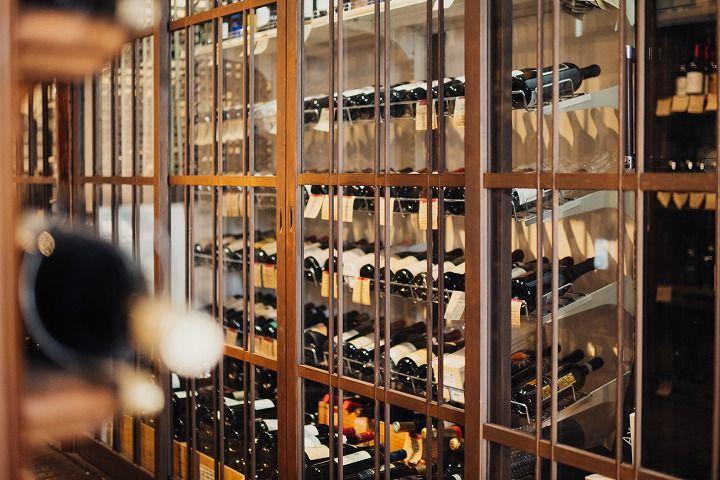 写真：棚に並ぶたくさんのワイン