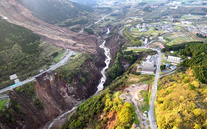 （熊本地震后空拍的塌方的山体和坍塌的大桥 2016年）