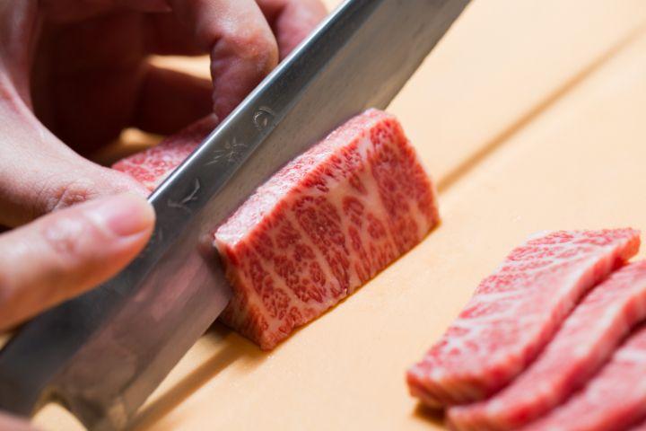 写真：馬肉に包丁を入れる様子