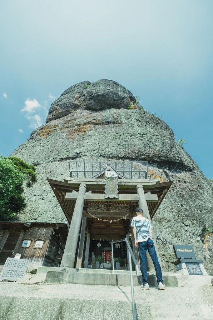 写真：祠の後ろには高さ80メートルの岩があります