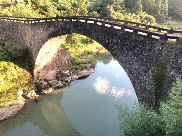 写真：石造アーチ橋、霊台橋