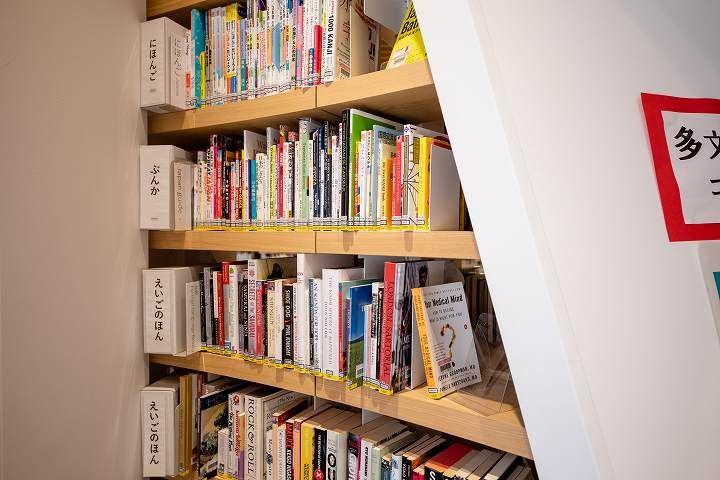 写真：やさしい日本語の本や外国語の本コーナー