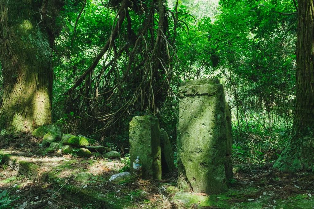 写真：石仏群の記念碑