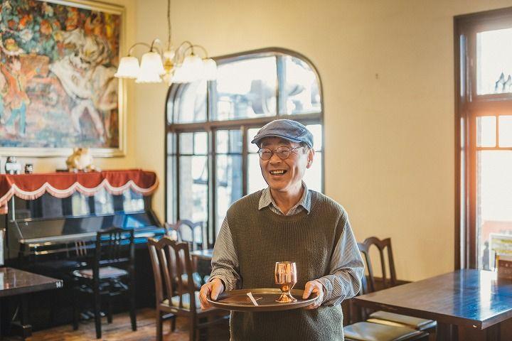 写真：長﨑次郎喫茶室の笑顔のマスター