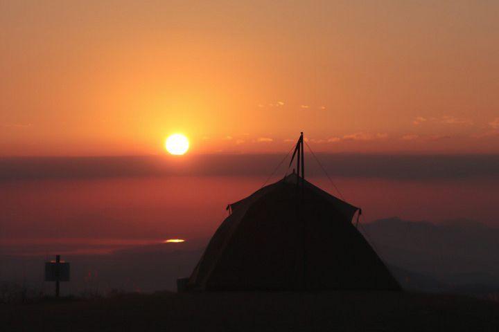 写真：夕日と吉無田高原 緑の村キャンプ場