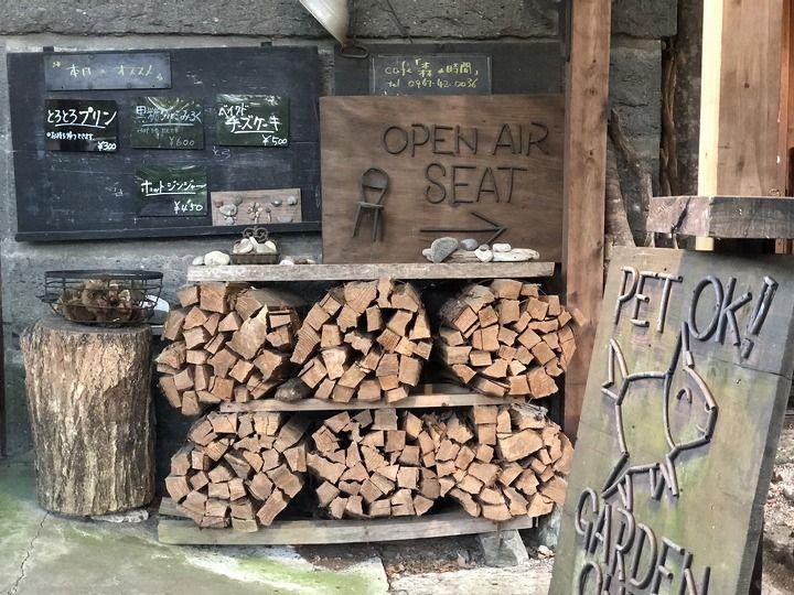 写真：店舗入り口にある薪