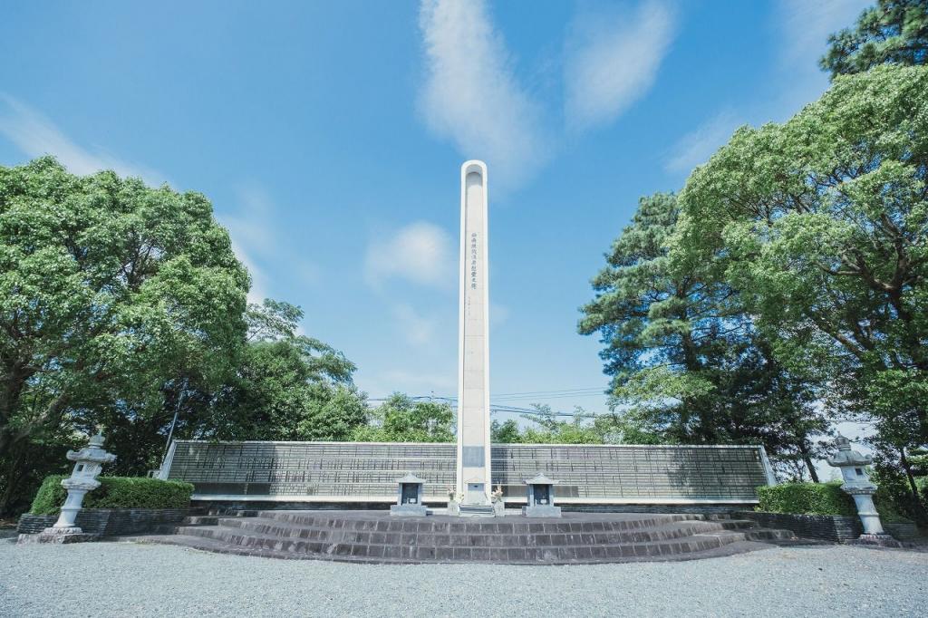 写真：公園内にある慰霊碑