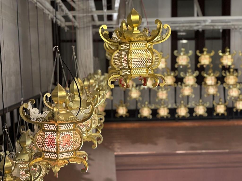 写真：職人たちが精魂込めて仕上げた奉納灯籠