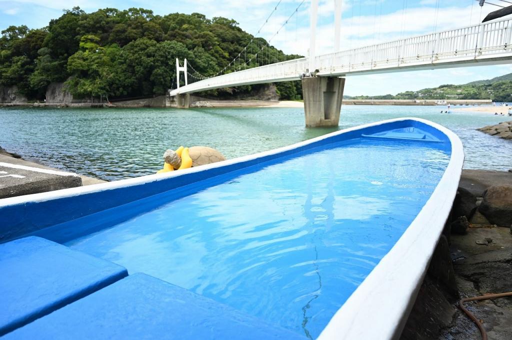 写真：海水浴客に解放されている舟湯
