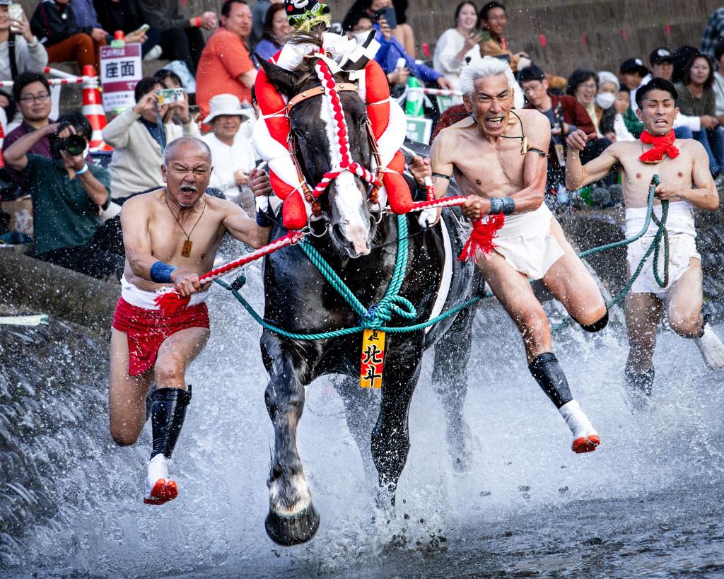 写真：砥崎河原（とさきのかわら）で水しぶきを上げながら走る飾馬（かざりうま）