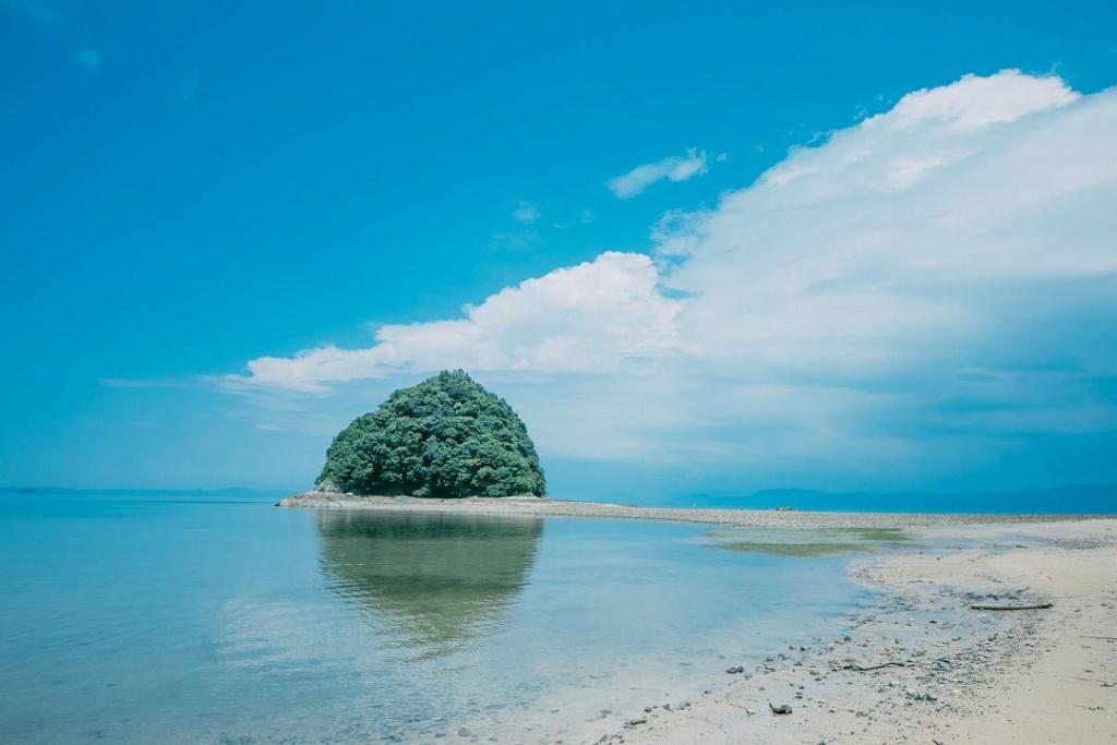 写真：外平海浜自然観察公園から見える小さな島