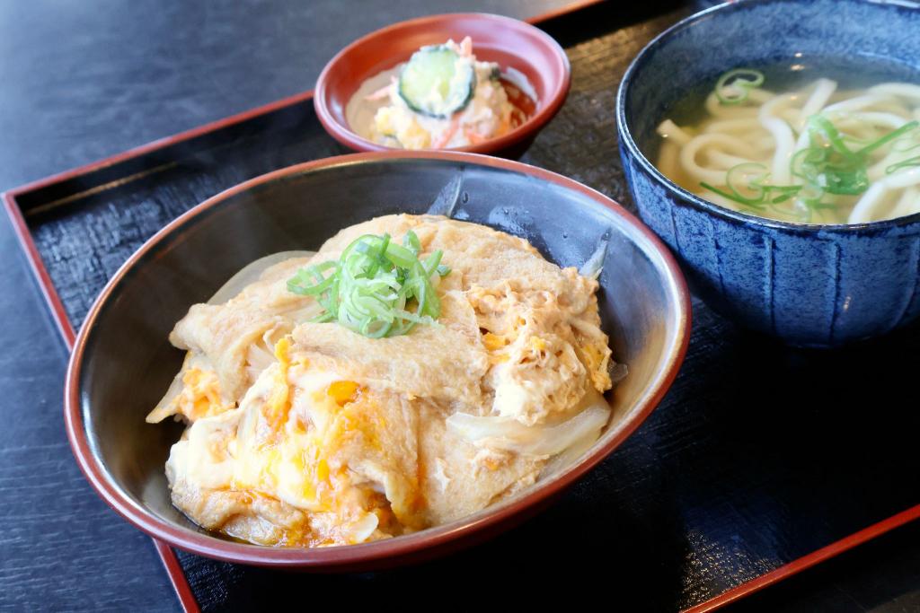 写真：油揚げ丼とうどんと香の物がお盆に乘ったセットメニュー