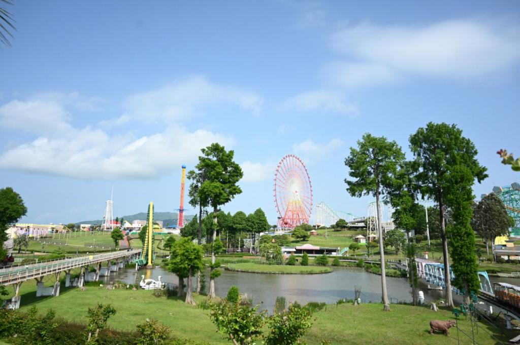 写真:大きな木の後ろには観覧車が見えます