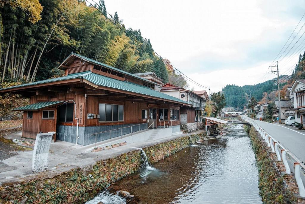 写真：満願寺温泉 川湯の外観