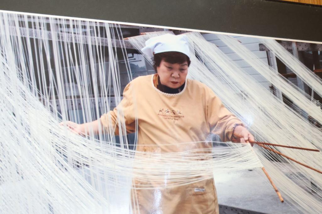 写真：素麺を干している女性