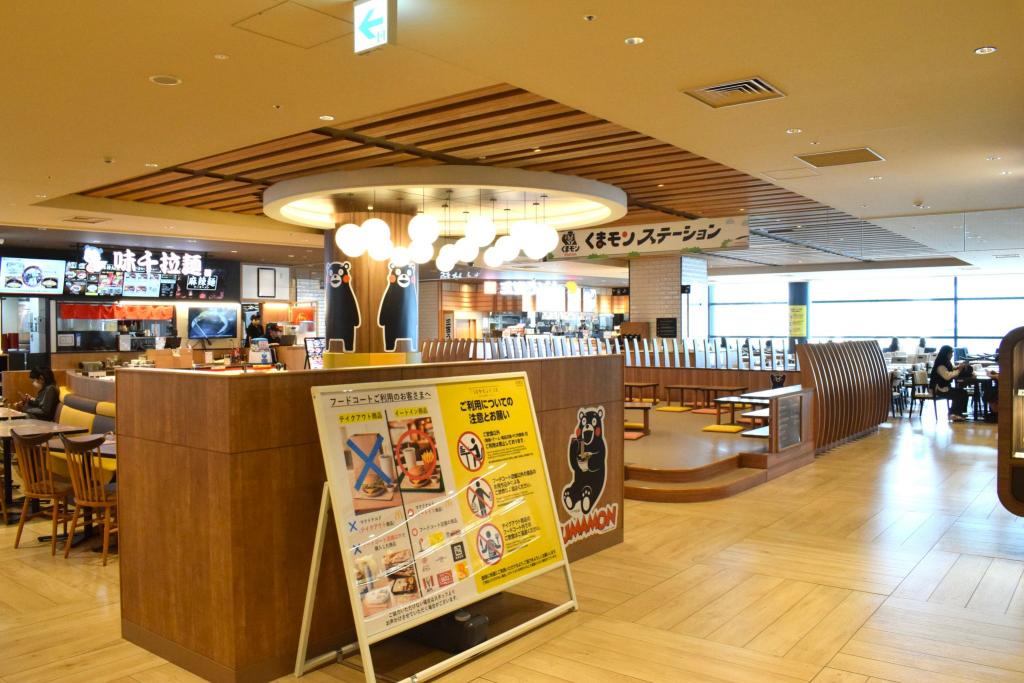 味千拉麺があるフードコートの様子がわかる写真