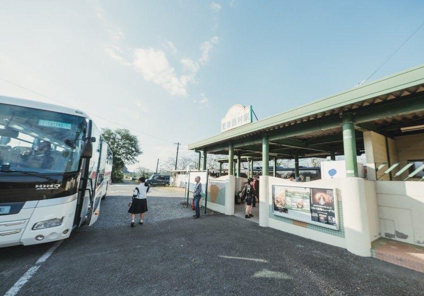 写真：肥後西村駅に到着したバス
