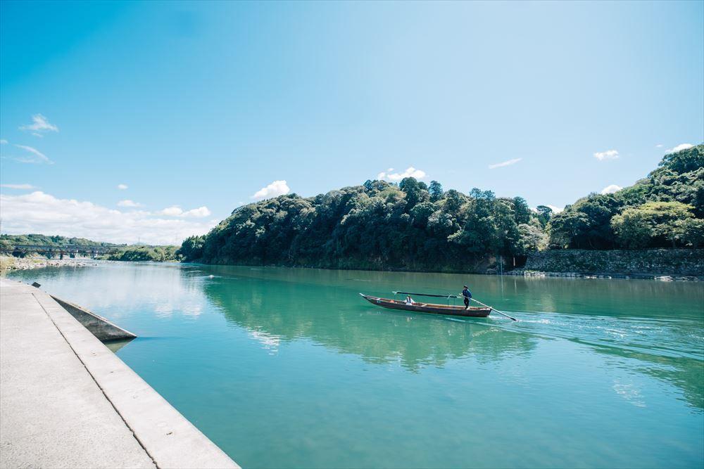 写真：球磨川の上の木舟