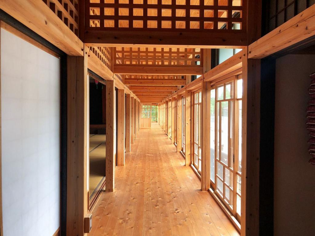 写真：和室をぐるりと囲む回廊