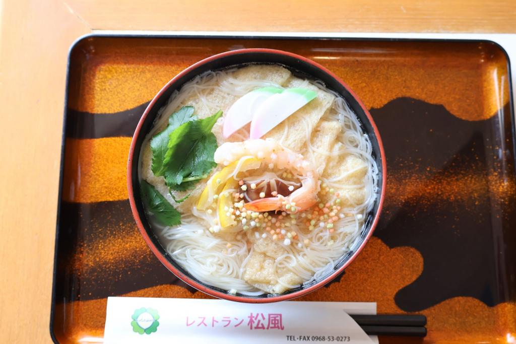写真：お盆に温麺を盛ったどんぶりが乘っている様子