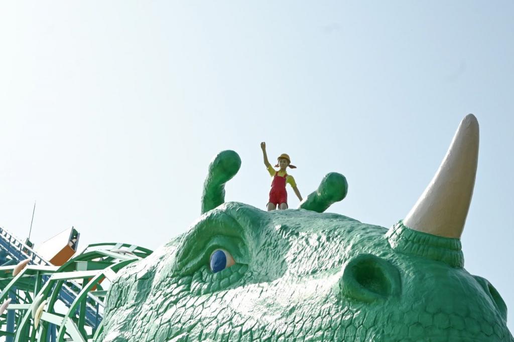 写真:大きな恐竜の上には女の子が??