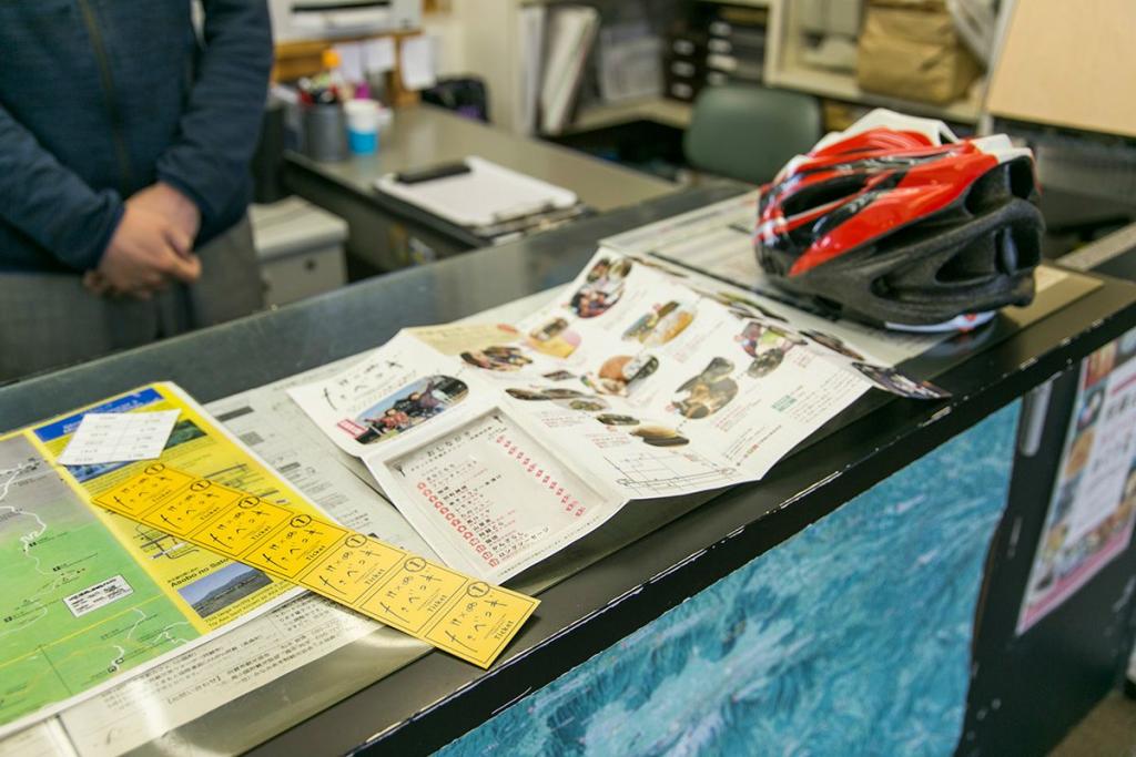 ヘルメットとチケット、コースマップの画像
