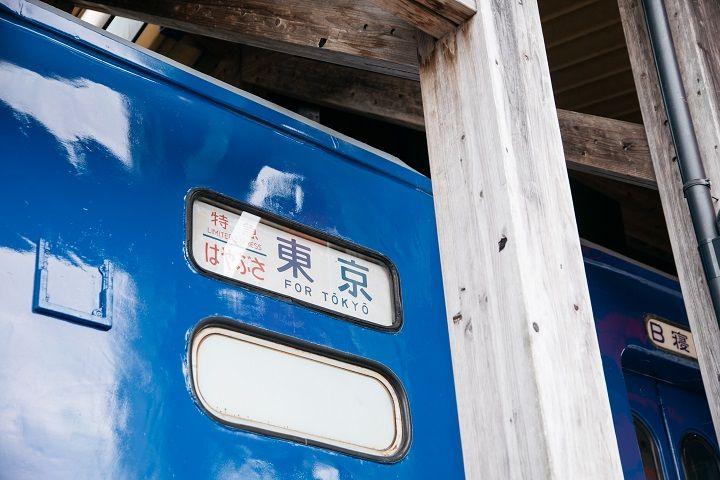 写真：青い車体の列車