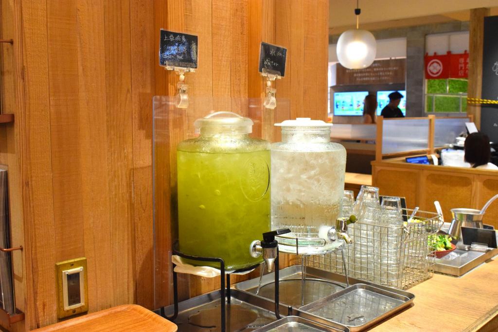 上益城産矢部茶など、店内にあるドリンクサーバーの写真