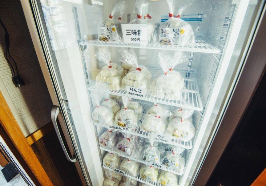 写真：冷凍庫で売られている団子