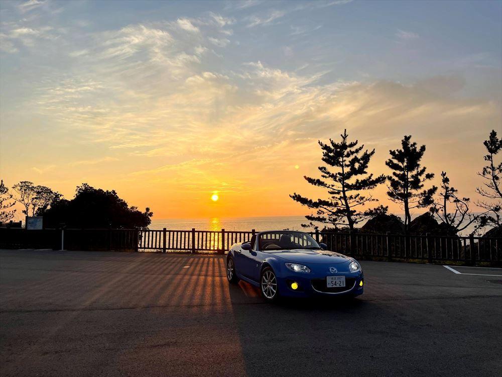 写真：夕日とオープンカー