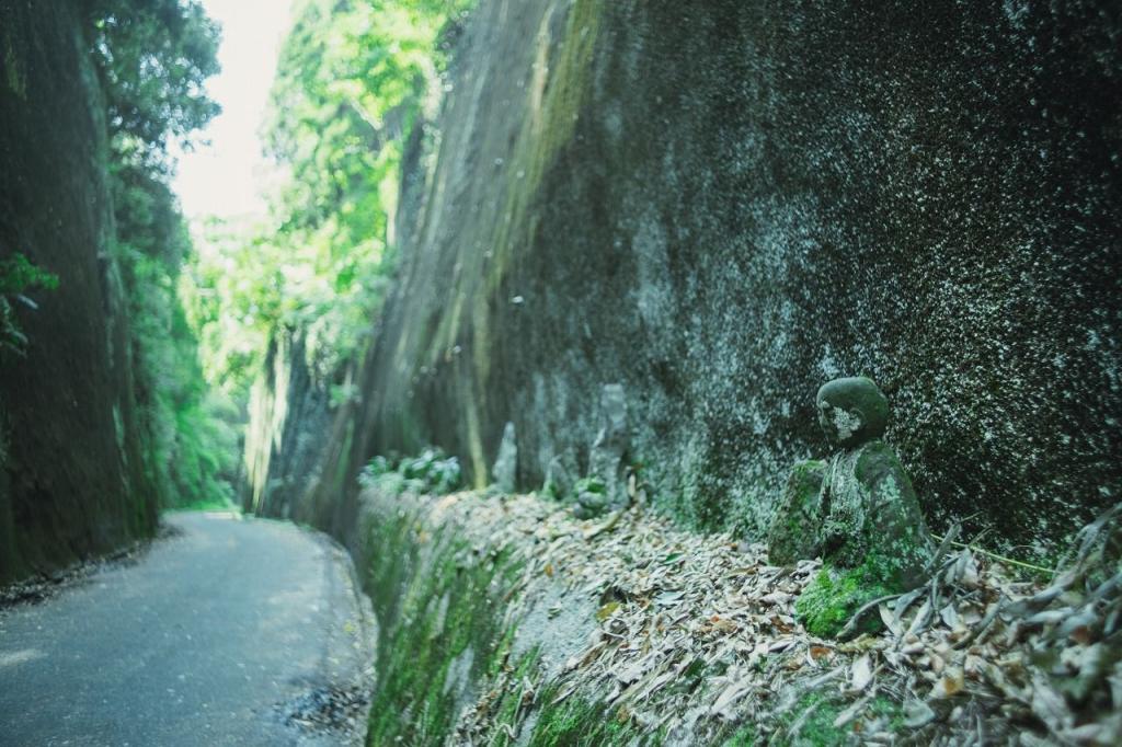 写真：岩壁の中にある道