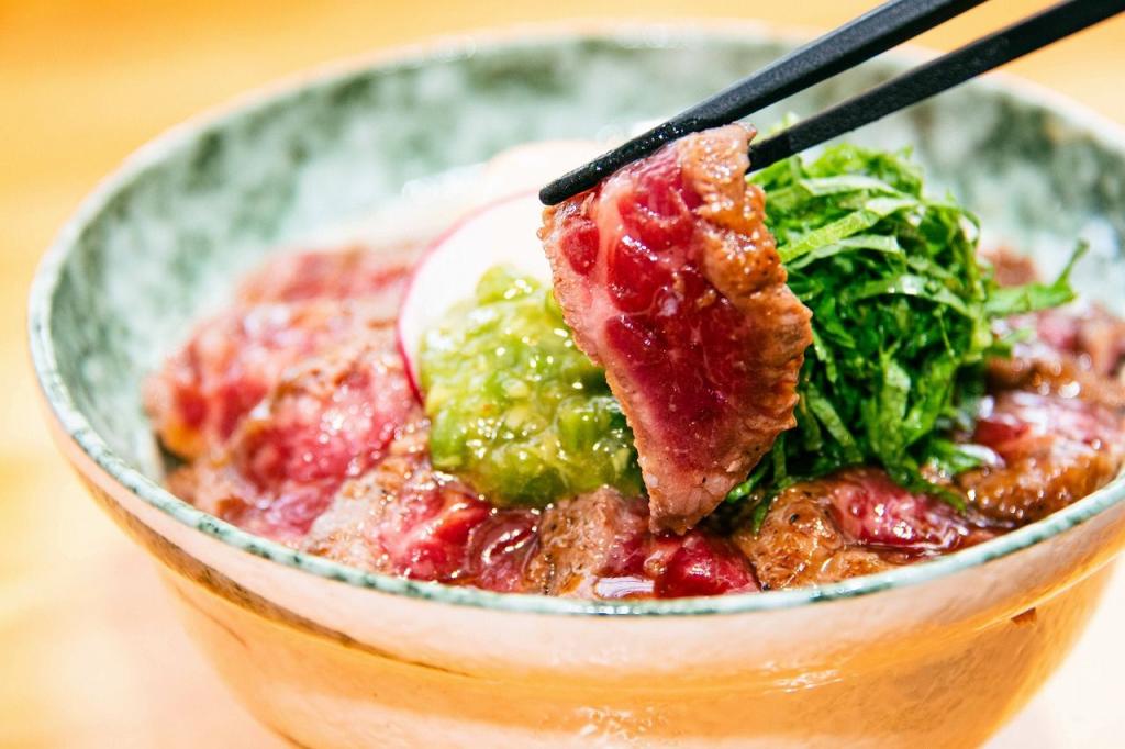 奢侈：お肉を箸でもちあげている様子