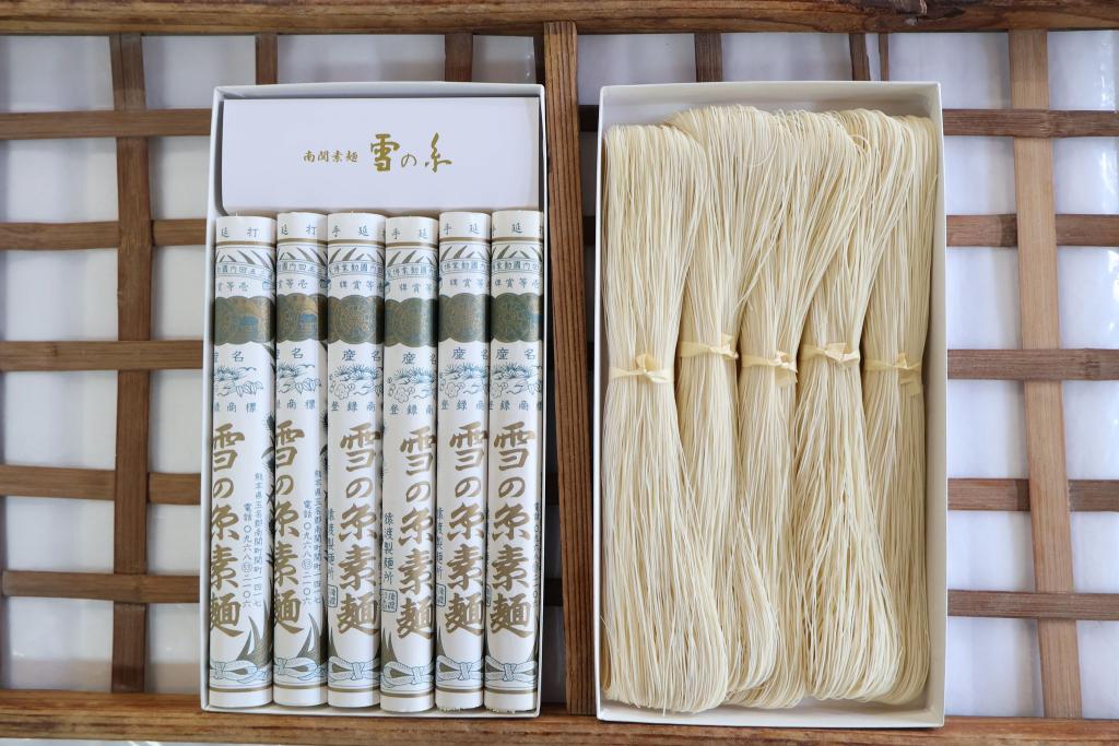 写真：素麺が入った箱が2つ並んでいる様子