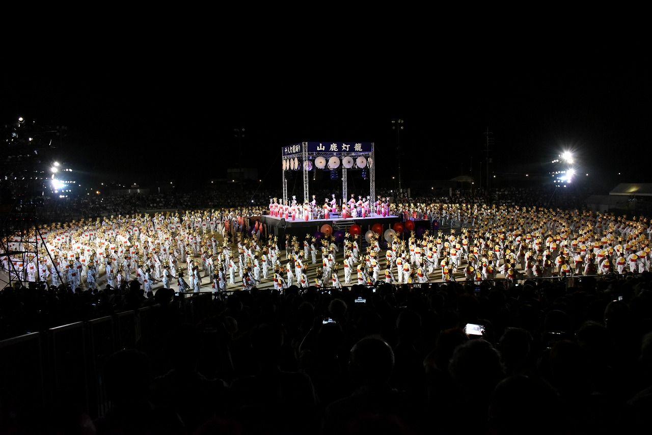 写真：金灯籠を頭に載せ舞う千人灯籠踊り