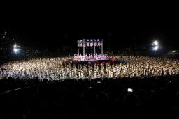 写真：金灯籠を頭に載せ舞う千人灯籠踊り