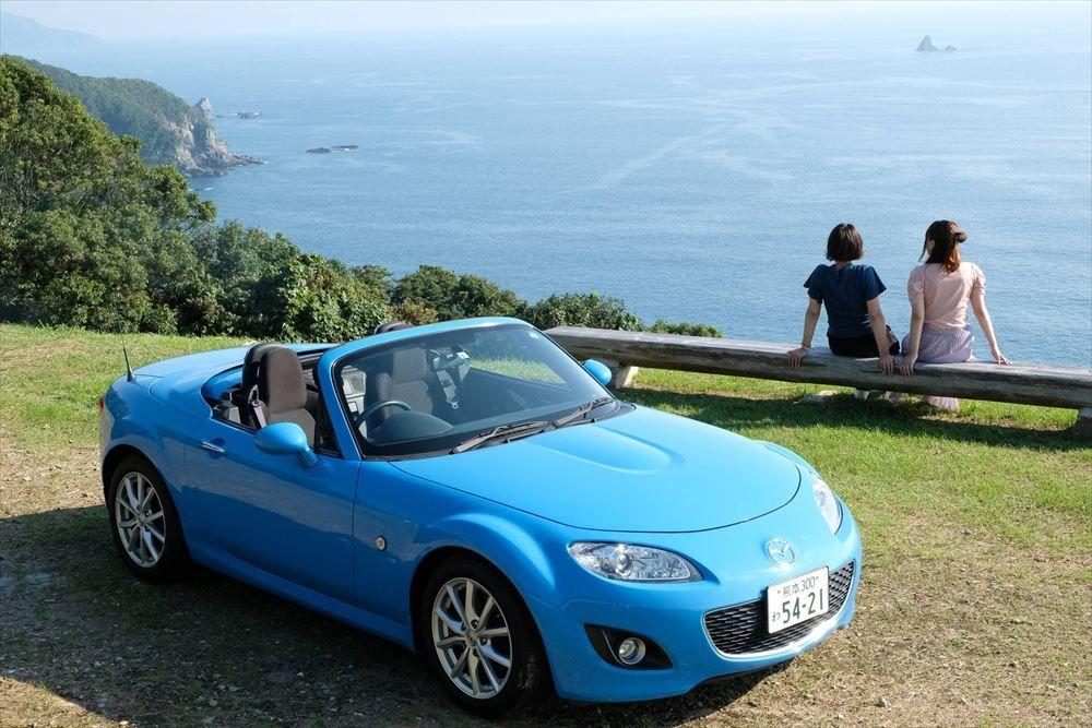 写真：オープンカーと女性