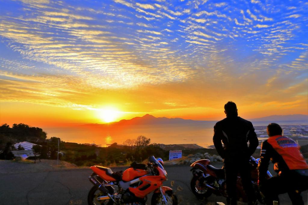 夕陽とバイクの写真