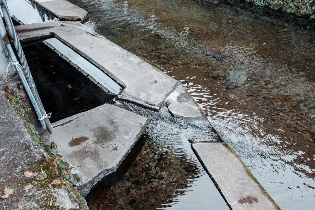 写真：川へ流れる温泉