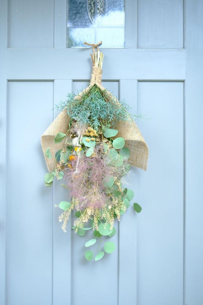 画像：ドアに飾ったドライフラワーの花束