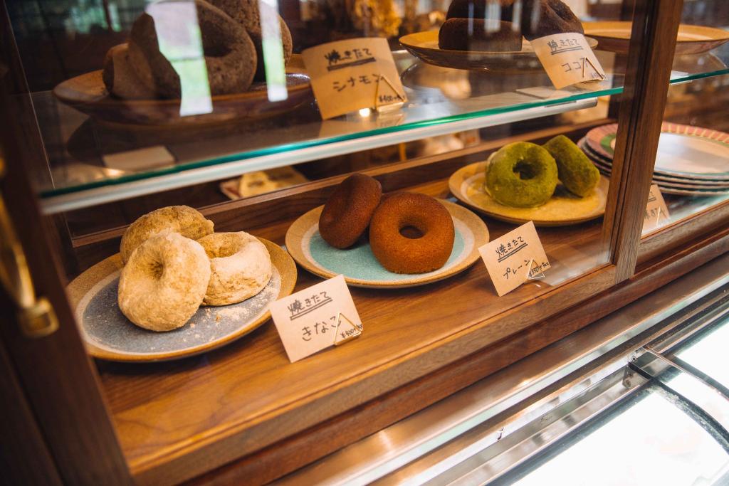ショーケースに並ぶドーナツ