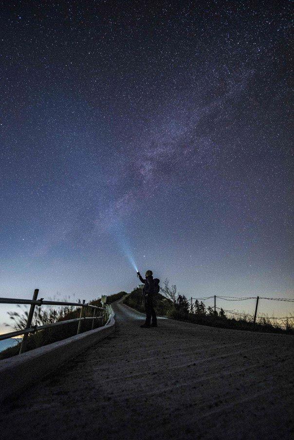 ガイドが星空を説明している写真