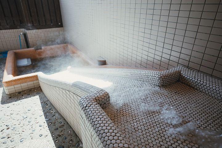 写真：滑り台付き露天風呂