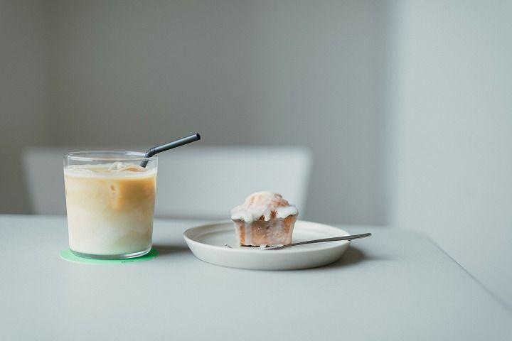 写真：ケーキとカフェオレ