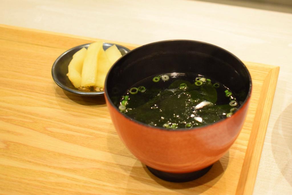 あか牛の牛脂黄金スープと漬物の写真