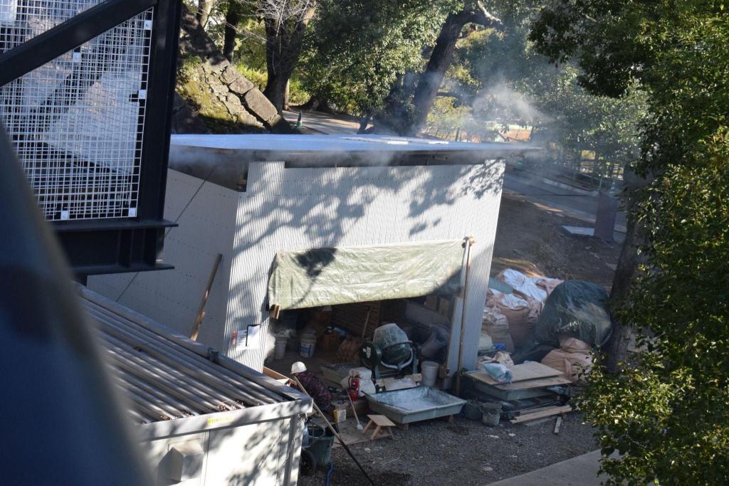 写真:通路から漆喰を作る工程が見れる