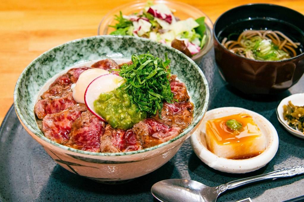 写真：あか牛丼定食