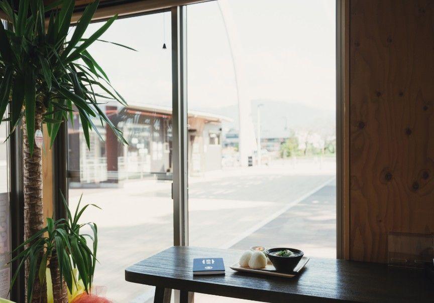 写真：窓際の席から見える景色