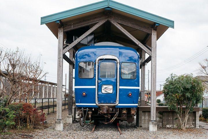写真：青い車体の列車